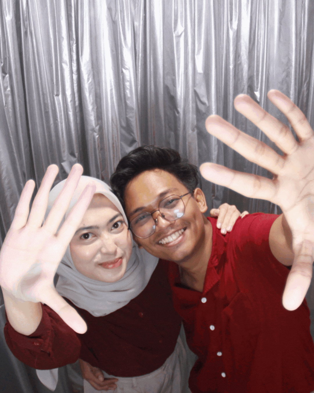 Waroeng Foto adalah self photo studio dan photobox kekinian di Kukusan, Depok — tempat terbaik untuk foto estetik, cetak 4R, dan photobooth berkualitas. Cocok untuk mahasiswa UI, pasangan, dan keluarga. Studio foto self-service dengan tema lucu, seragam Korea, dan hasil cetak langsung jadi. Self photo studio Depok terbaik dengan harga terjangkau dan layanan lengkap.